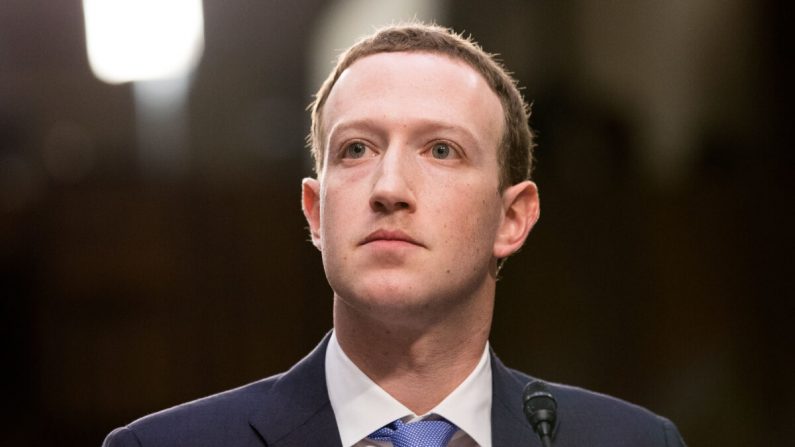 El fundador y director ejecutivo de Facebook, Mark Zuckerberg, testifica en una audiencia conjunta ante los Comités Judicial y de Comercio del Senado en Washington el 10 de abril de 2018. (Samira Bouaou/The Epoch Times)