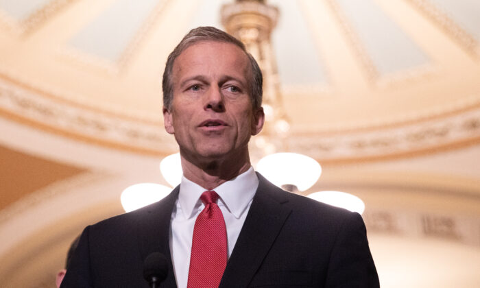 El senador John Thune (R-S.D.) habla a la prensa después de un almuerzo de política republicana del Senado en el Capitolio de EE.UU. en Washington el 15 de mayo de 2018. (Samira Bouaou/The Epoch Times)