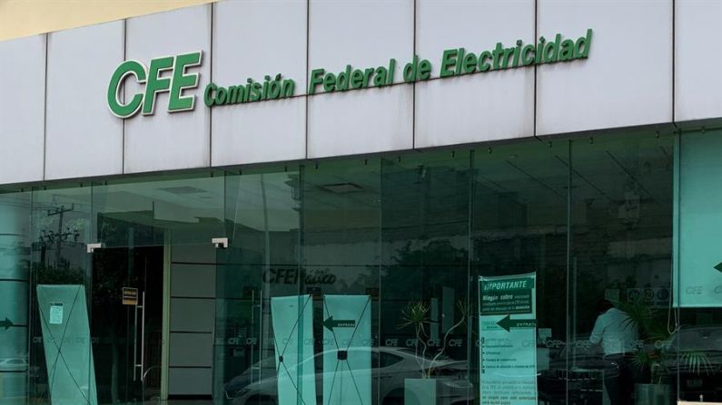 Vista exterior de una sucursal de la Comisión Federal de Electricidad (CFE), en Ciudad de México (México). EFE/ José Pazos/Archivo