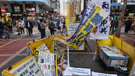 Vándalos con presuntos vínculos con Beijing atacan stands de practicantes de Falun Dafa en Hong Kong