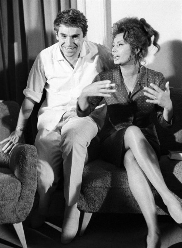La actriz italiana, Sofía Loren, junto a su compañero de reparto Robert Hossein, posan para la prensa en los estudios de "Sevilla Films" en 1961. EFE/JAIME PATO/Archivo