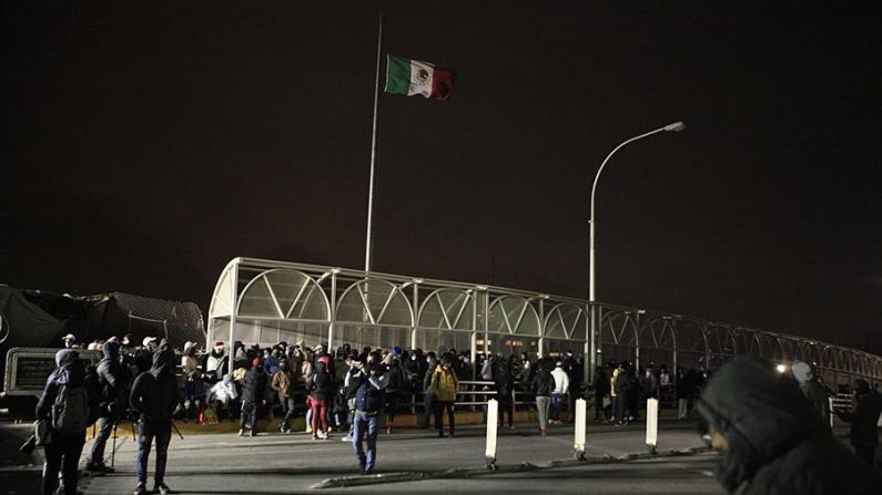 Migrantes, en su mayoría de origen cubano, intentan cruzar la frontera hacia EE. UU, la madrugada del 30 de diciembre de 2020, en busca de asilo político, por el puente Internacional Paso del Norte, en Ciudad Juárez, en el estado de Chihuahua (México). EFE/Luis Torres