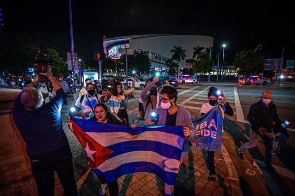 Unas personas parten en procesión hacia una iglesia católica el 11 de diciembre de 2020, al final de un acto de apoyo al Movimiento San Isidro de Cuba celebrado frente a la Torre de la Libertad en Miami, Florida (EE.UU.). EFE/Giorgio Viera