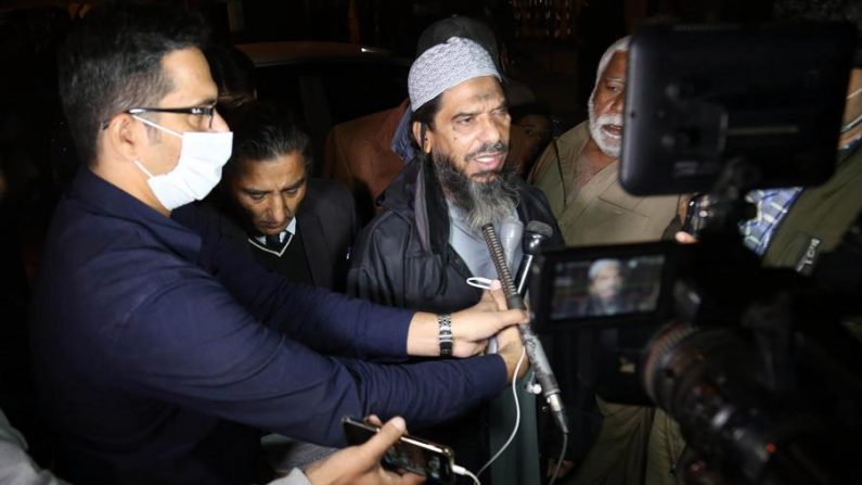 El jeque Muhammad Aslam, hermano del paquistaní de origen británico Ahmed Omar Saeed Sheikh, habla tras una audiencia en una apelación sobre la absolución de cuatro hombres acusados del asesinato del periodista estadounidense Daniel Pearl, en Karachi, Pakistán, el 24 de diciembre de 2020. (EFE/EPA/REHAN KHAN)