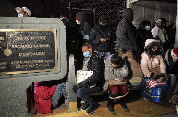 Migrantes, en su mayoría de origen cubano, intentan cruzar la frontera hacia EE. UU, la madrugada del 30 de diciembre de 2020, en busca de asilo político, por el puente Internacional Paso del Norte, en Ciudad Juárez, en el estado de Chihuahua (México). EFE/Luis Torres