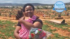 Mujer lleva a una niña huérfana de 6 años a visitar la tumba de su madre y aprende importante lección