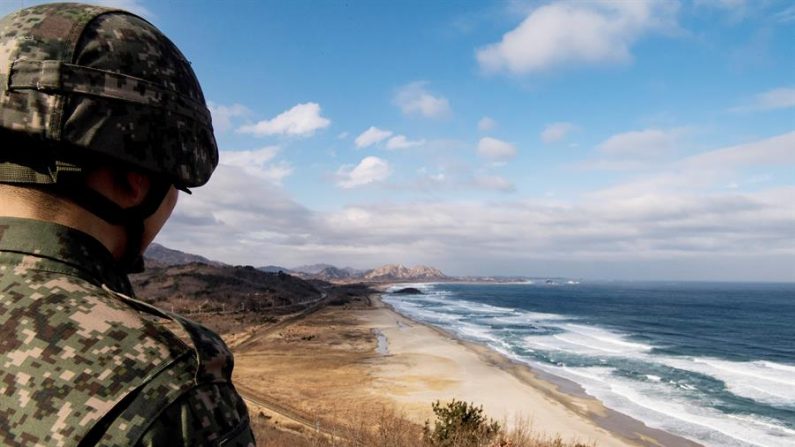 Un soldado observa la costa desde un puesto de control fronterizo en la zona desmilitarizada (DMZ). EFE/ Christian Bruna/Archivo