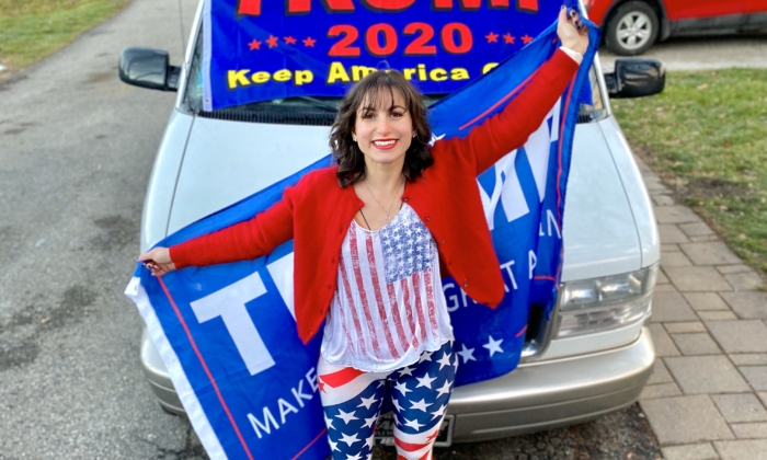 Amelia, de 22 años, de Fenton, Michigan, posa para una foto delante de un coche decorado con una bandera de Trump. (Foto de cortesía)