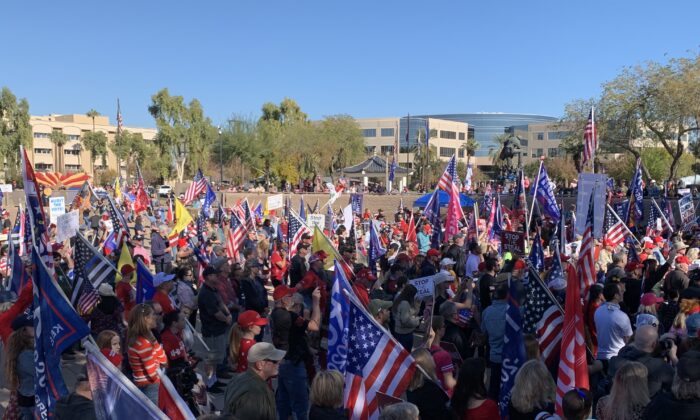 Partidarios del presidente Donald Trump se reúnen en la manifestación "Detengan el robo" en el Capitolio del Estado de Arizona en Phoenix, Arizona, el 19 de diciembre de 2020. (Linda Jiang/The Epoch Times)