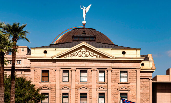 El Capitolio del Estado de Arizona en Phoenix, Arizona, el 7 de noviembre de 2020. (Olivier Touron/AFP vía Getty Images)