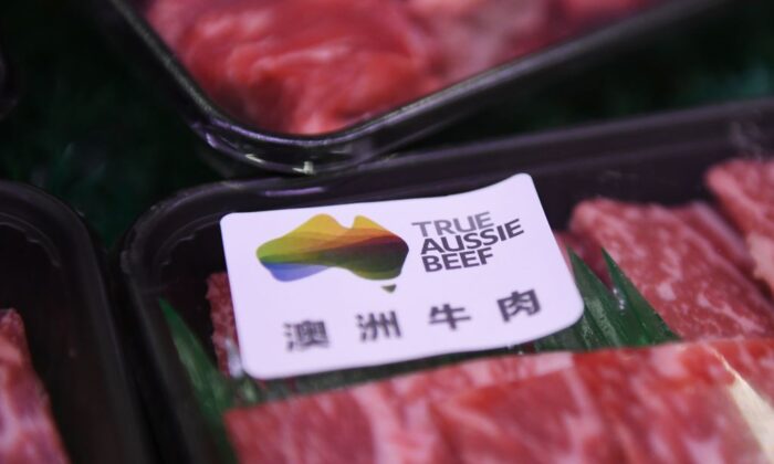 La carne australiana se ve en un supermercado en Beijing el 12 de mayo de 2020. China suspendió las importaciones de cuatro importantes proveedores de carne australiana el 12 de mayo, pocas semanas después de que el embajador de Beijing advirtiera sobre un boicot de consumidores en represalia por el empuje de Canberra para investigar los orígenes del coronavirus. (Greg Baker/AFP a través de Getty Images)
