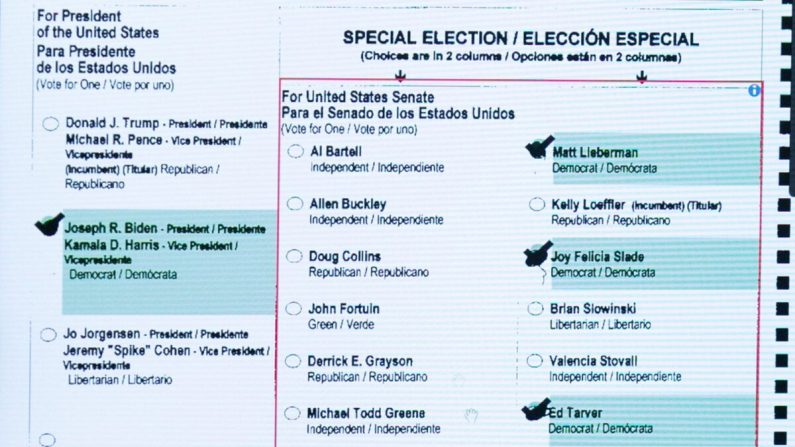 Una boleta escaneada en la pantalla de una computadora en la oficina de Elecciones y Registro de Votantes de Gwinnett en Lawrenceville, Georgia, el 8 de noviembre de 2020. (Jessica McGowan/Getty Images)