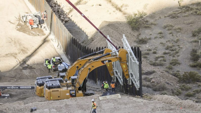 La construcción continúa hasta el Monte Cristo Rey en la nueva sección de media milla del muro fronterizo construido por We Build the Wall en Sunland Park, NM, el 30 de mayo de 2019. (Charlotte Cuthbertson/The Epoch Times)