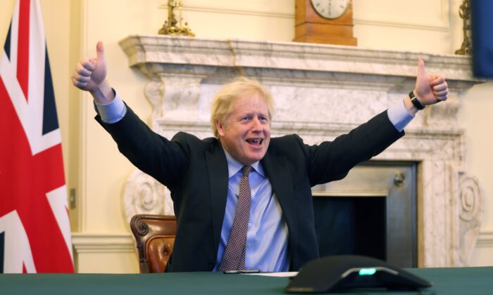 El primer ministro británico, Boris Johnson, celebra tras llegar a un acuerdo con la UE sobre las relaciones comerciales posteriores al Brexit, en Downing Street, Londres, el 24 de diciembre de 2020. (Oficina del Primer Ministro del Reino Unido)