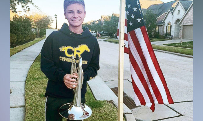 Ethan Martula, 15 años, un estudiante de la escuela secundaria Cypress Ranch que tocó el himno nacional y los himnos patrióticos todas las noches durante dos semanas para rendir homenaje a un vecino marine caído. (Cortesía de Monika Martula)