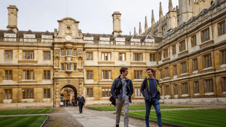 Los estudiantes caminan por la Universidad de Cambridge en Cambridge, Inglaterra, el 14 de marzo de 2018. (Tolga Akmen/AFP vía Getty Images)
