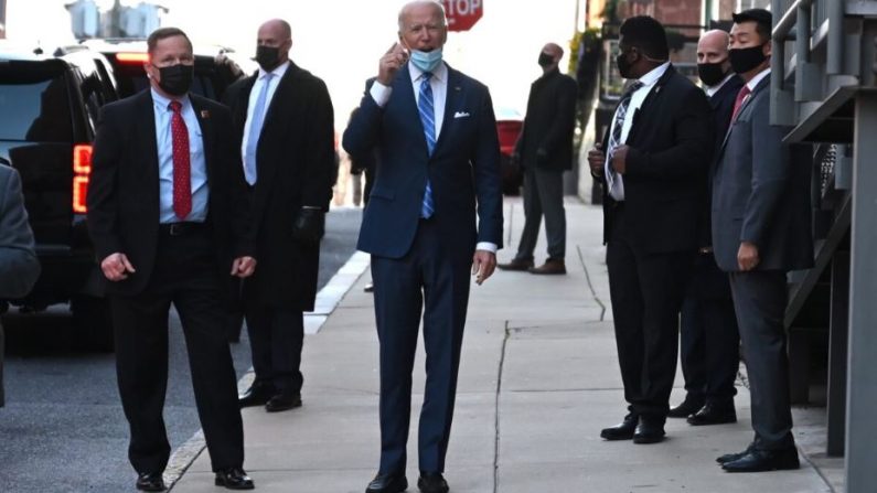 El candidato presidencial demócrata Joe Biden habla con los reporteros después de salir del teatro The Queen en Wilmington, Del., el 7 de diciembre de 2020. (Jim Watson/AFP vía Getty Images)