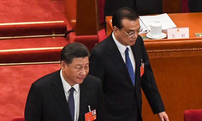 El líder chino Xi Jinping (Izq.) y el primer ministro Li Keqiang (Der.) llegan a la sesión de apertura de la Asamblea Popular Nacional (APN), en el Gran Salón del Pueblo, en Beijing, el 22 de mayo de 2020. (Leo Ramirez/AFP a través de Getty Images)