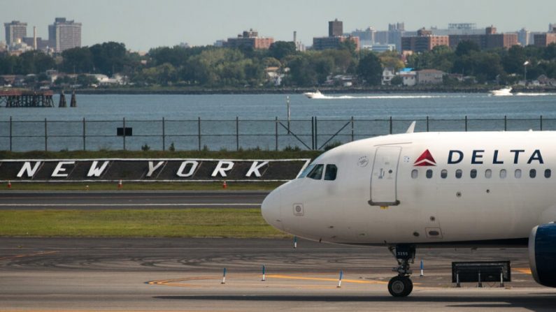 Un avión de Delta en la pista del aeropuerto LaGuardia, en el distrito de Queens de la ciudad de Nueva York, el 8 de agosto de 2016. (Drew Angerer/Getty Images)
