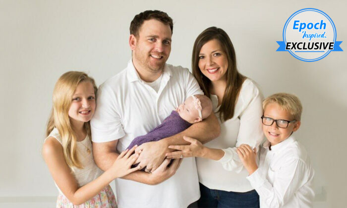 Brent y Dana Bythewood con la bebé Emily, la hija Savannah y el hijo Ryan. (Cortesía de Ryan Wilson Photography a través de Dana y Brent Bythewood)