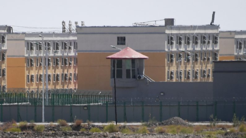 La foto muestra las instalaciones del Centro de Servicios de Formación de Habilidades Vocacionales de la ciudad de Artux, que se cree que es un campo de reeducación en el que están detenidas la mayoría de las minorías étnicas musulmanas, al norte de Kashgar, en la región noroccidental de Xinjiang, China. (GREG BAKER/AFP a través de Getty Images)