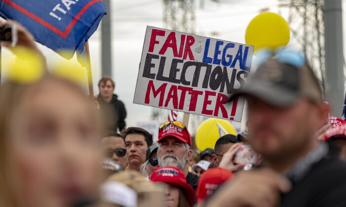 Partidarios del presidente de EE.UU. Donald Trump esperan frente al Departamento de Elecciones del condado de Maricopa, en Phoenix, estado de Arizona, mientras se cuentan los votos el 6 de noviembre de 2020. (Olivier Touron/AFP vía Getty Images)