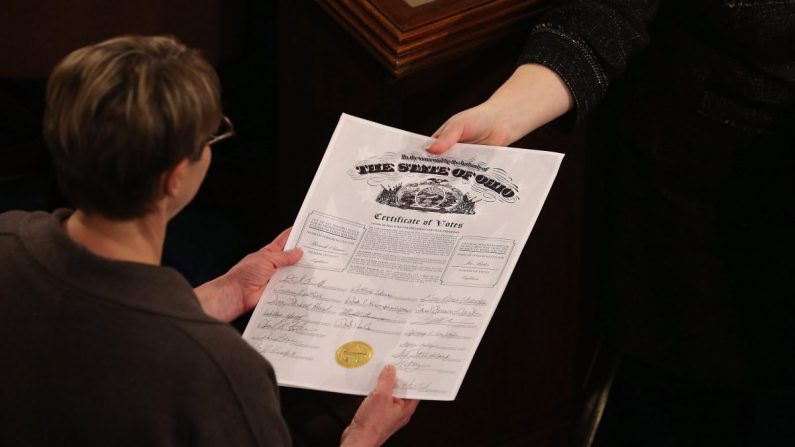 Los letrados del Congreso sostienen un certificado del Colegio Electoral en la Cámara de Representantes en Washington el 4 de enero de 2013. (Chip Somodevilla/Getty Images)