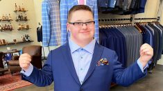 Diseñador cumple sueño de un hombre con síndrome de Down que ahorró un año para confeccionar su traje