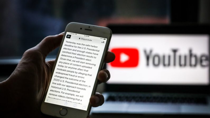 Un anuncio de YouTube de que la compañía comenzará a eliminar instantáneamente el contenido que alegue "fraude o errores generalizados" en las elecciones presidenciales de este año se muestra en un teléfono el 9 de diciembre de 2020. (Samira Bouaou/The Epoch Times)