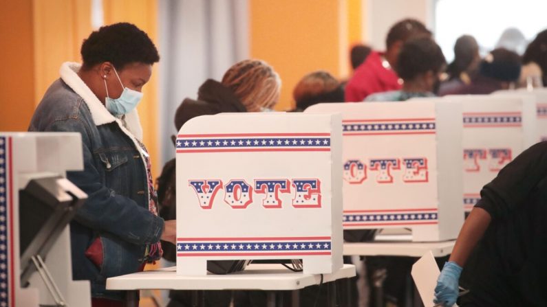 Los residentes votan en un lugar de votación en el vecindario de Midtown en Milwaukee, Wisconsin, el 20 de octubre de 2020. (Scott Olson/Getty Images)