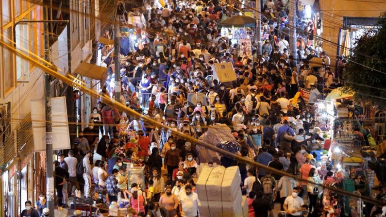 Fotografía tomada el pasado 16 de diciembre de 2020 en la que se registró a miles de personas aglomeradas al hacer sus compras navideñas en el conglomerado Mesa Redonda, en medio de la pandemia de la covid-19, en Lima (Perú). EFE/Luis González/Archivo