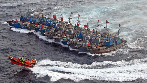 Una fotografía tomada el 21 de diciembre desde un helicóptero surcoreano muestra a 12 barcos pesqueros chinos atados con cuerdas para frustrar un intento de los barcos de la guardia costera surcoreana de detener su presunta pesca ilegal en el Mar Amarillo frente a las costas de Corea del Sur. (Foto de PARK YOUNG-CHUL / AFP a través de Getty Images)