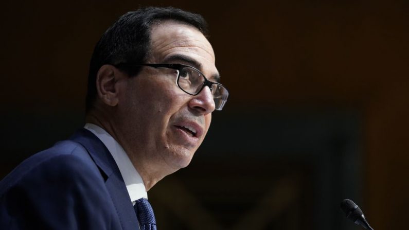 El secretario del Tesoro, Steven Mnuchin, habla durante una audiencia del Comité Bancario del Senado sobre el Informe trimestral de la Ley CARES al Congreso en Capitol Hill, el 1 de diciembre de 2020 en Washington, DC. (Foto de SUSAN WALSH / POOL / AFP a través de Getty Images)