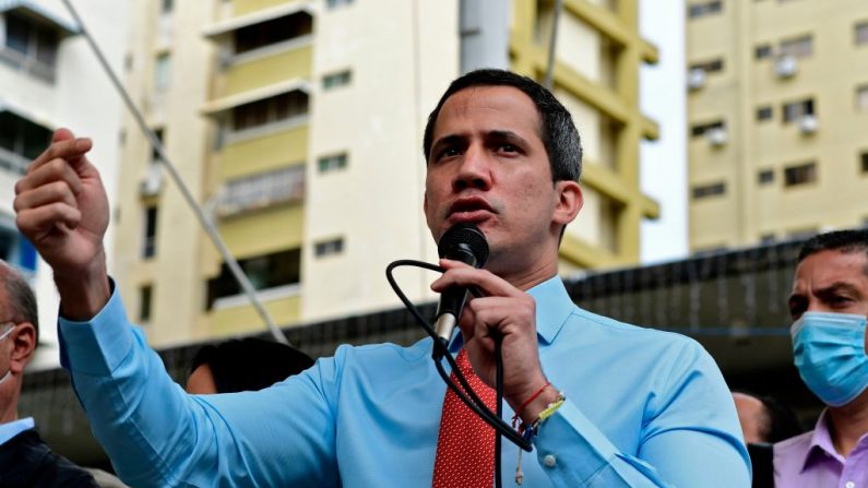 El presidente encargado venezolano Juan Guaidó gesticula mientras habla durante una conferencia de prensa en la que anunció el lanzamiento de una consulta popular virtual para ignorar las últimas elecciones legislativas en Caracas (Venezuela), el 7 de diciembre de 2020. (Yuri Cortez / AFP vía Getty Images)