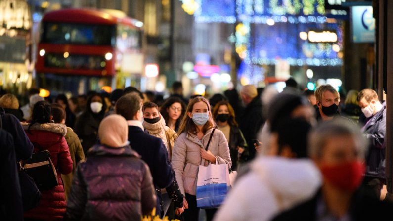 Los compradores y los viajeros caminan cerca de Oxford Circus, cuando se anuncia que Londres volverá a ingresar al 'Nivel 3' del sistema de control de pandemias, el 14 de diciembre de 2020 en Londres, Inglaterra. (Foto de Leon Neal / Getty Images)