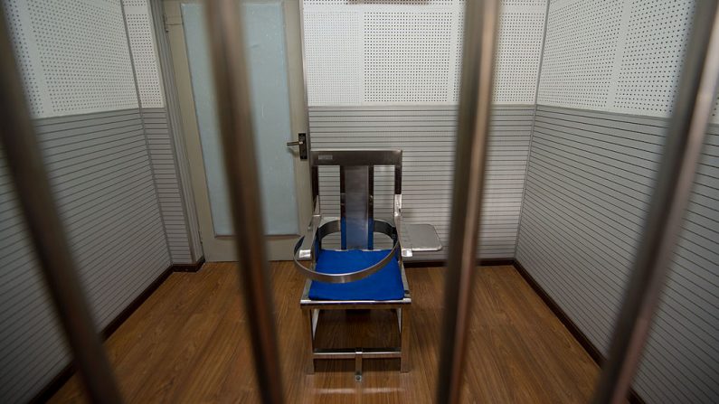 Esta vista general muestra una silla de sujeción en la sala de reuniones dentro del Centro de Detención No.1 durante una visita guiada por el gobierno en Beijing (China) el 25 de octubre de 2012. (Foto de Ed Jones / AFP a través de Getty Images)