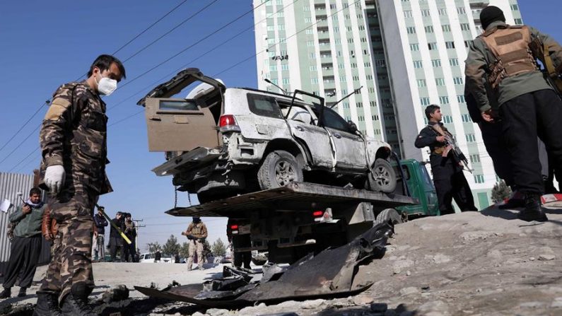 Funcionarios de seguridad afganos aseguran el lugar después del atentado que ha costado la vida al vicegobernador de Kabul, Mohibullah Mohammadi, y a su ayudante el 15 de diciembre de 2020 en Kabul (Afganistán). EFE/ Hedayatullah Amid