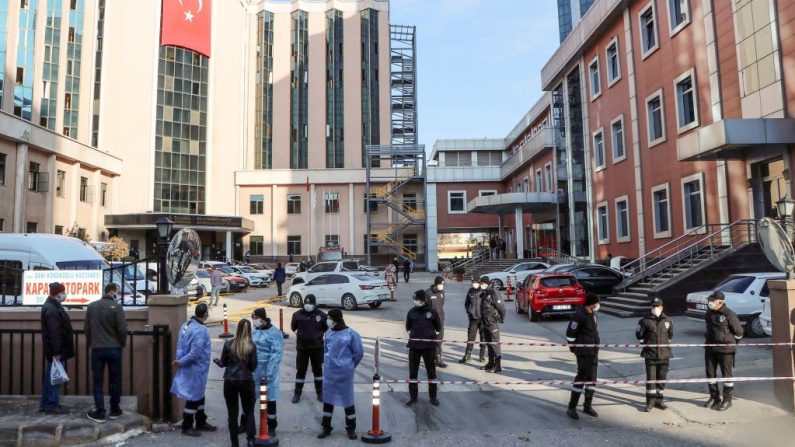 La policía acordonó el área frente al Hospital Universitario Sanko de gestión privada en Gaziantep (Turquía) después de que nueve pacientes, todos infectados de covid-19, murieran en un incendio el 19 de diciembre de 2020. (Foto de KADIR GUNES / Demiroren News Agency (DHA) / AFP a través de Getty Images)