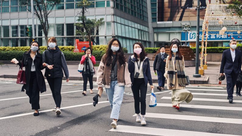 Los peatones con mascarillas cruzan una calle el 02 de diciembre de 2020 en Taipei, Taiwán. (Foto de An Rong Xu / Getty Images)