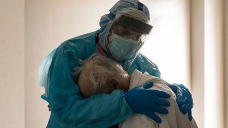 Imagen de un médico consolando a un anciano con COVID-19 llorando en la UCI conmueve al mundo