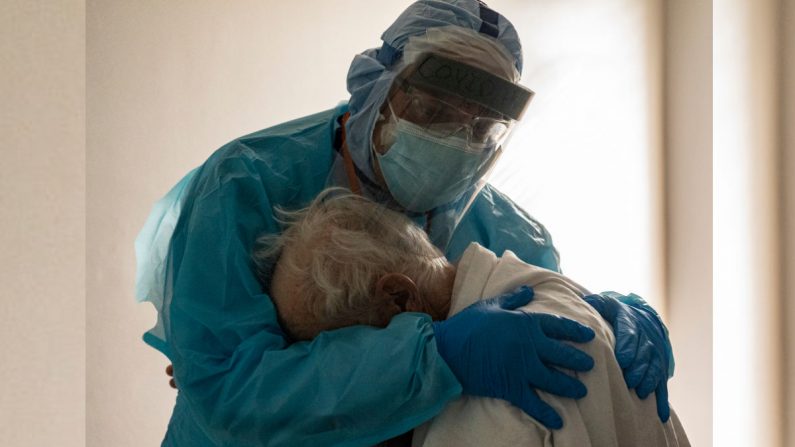 El Dr. Joseph Varon abraza y consuela a un paciente en la unidad de cuidados intensivos (UCI) COVID-19 durante el Día de Acción de Gracias en el United Memorial Medical Center el 26 de noviembre de 2020 en Houston, Texas. (Go Nakamura/Getty Images)
