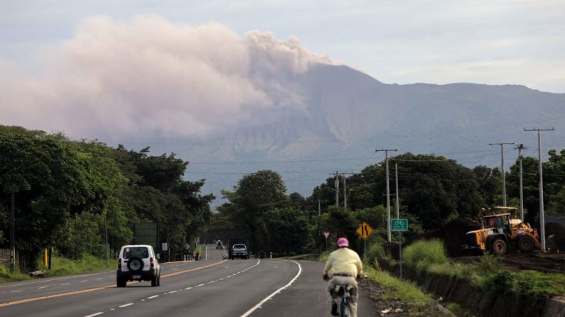 El volcán Telica arroja cenizas al aire en Chinandega, Nicaragua, el 29 de julio de 2020. (Foto de INTI OCON / AFP a través de Getty Images)