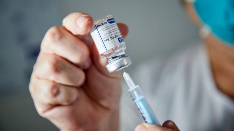 Un trabajador de la salud prepara la primera dosis de la vacuna rusa Sputnik V contra el covid-19 en el Hospital Luis Lagomaggiore el 29 de diciembre de 2020 en Mendoza, Argentina. (Foto de Alexis Lloret / Getty Images)