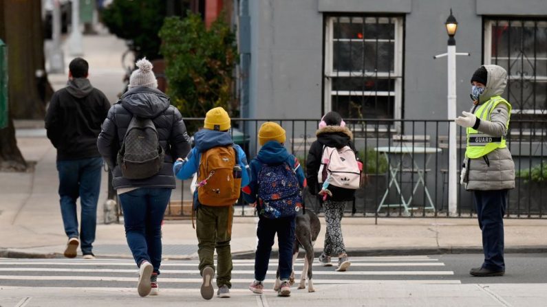 Los niños van a la escuela el primer día de reapertura de clases el 7 de diciembre de 2020 en el distrito de Brooklyn de la ciudad de Nueva York (EE.UU.). (Angela Weiss / AFP vía Getty Images)