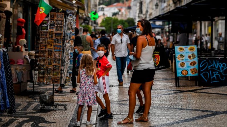 Los turistas caminan por el centro de Lisboa (Portugal) el 11 de agosto de 2020. (Patricia de Melo Moreira/AFP vía Getty Images)