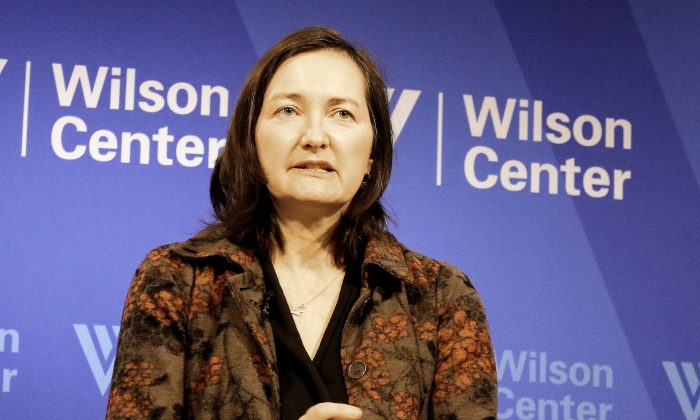 Anne-Marie Brady, profesora asociada de Ciencias Políticas de la Universidad de Canterbury en Nueva Zelanda, habló sobre la campaña ideológica de Xi Jinping en el Wilson Center el 2 de abril. La Dra. Brady es autora de dos libros sobre propaganda china: "Dictadura del marketing: Trabajo de propaganda y pensamiento en la China contemporánea "(2007) y" Gestión del pensamiento de China "(2014). (Gary Feuerberg / La Gran Época)