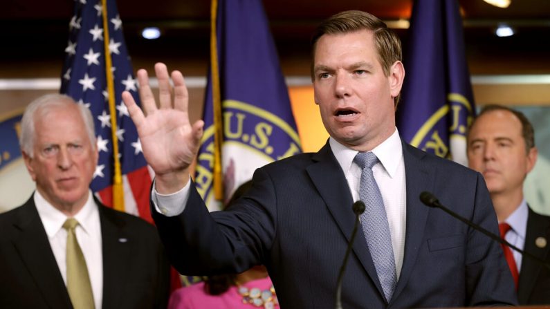 El miembro del Comité de Inteligencia de la Cámara de Representantes, el representante Eric Swalwell (D-CA) (C), habla en una conferencia de prensa sobre la cumbre Trump-Putin de Helsinki en el Centro de Visitantes del Capitolio de los EE.UU. el 17 de julio de 2018 en Washington, DC. (Foto de Chip Somodevilla/Getty Images)
