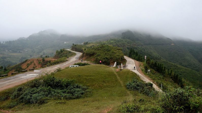 Una vista general de la frontera montañosa en Meo Vac, uniendo la provincia vietnamita de Ha Giang (I) y China (D) el 28 de octubre de 2018. (NHAC NGUYEN/AFP vía Getty Images)
