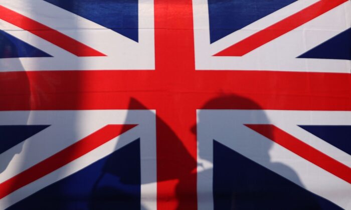  Bandera de la Unión sostenida en la Plaza del Parlamento frente a la Cámara de los Comunes en el centro de Londres el 29 de marzo de 2019. (Daniel Leal-Olivas/ AFP vía Getty Images)