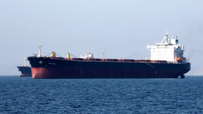 Un buque petrolero aparece frente a la ciudad portuaria iraní de Bandar Abbas, que es la principal base de la marina de la República Islámica y tiene una posición estratégica en el Estrecho de Ormuz, el 30 de abril de 2019. (ATTA KENARE/AFP a través de Getty Images)